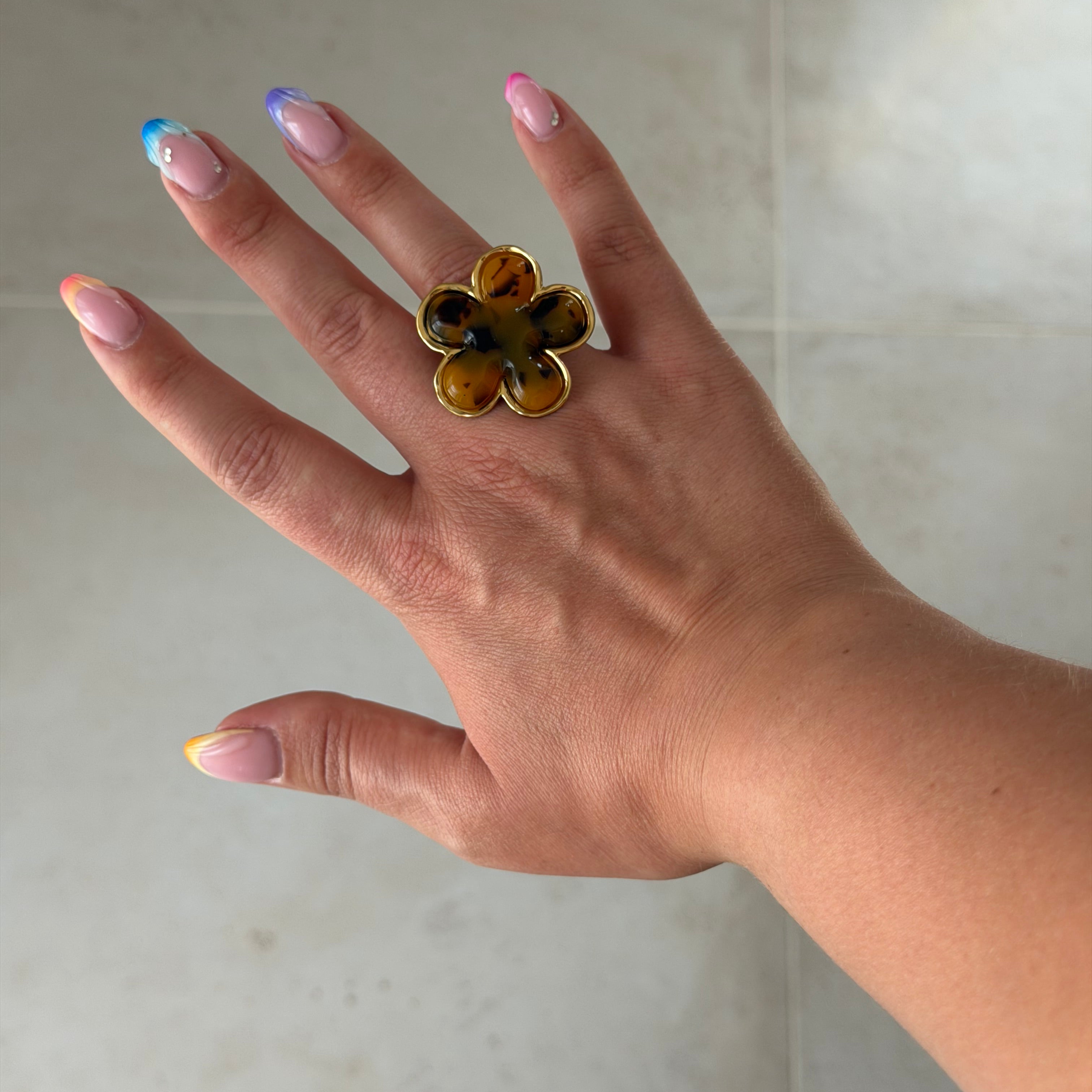 Bague LÉANE – Fleur résine effet écaille en acier inoxydable
