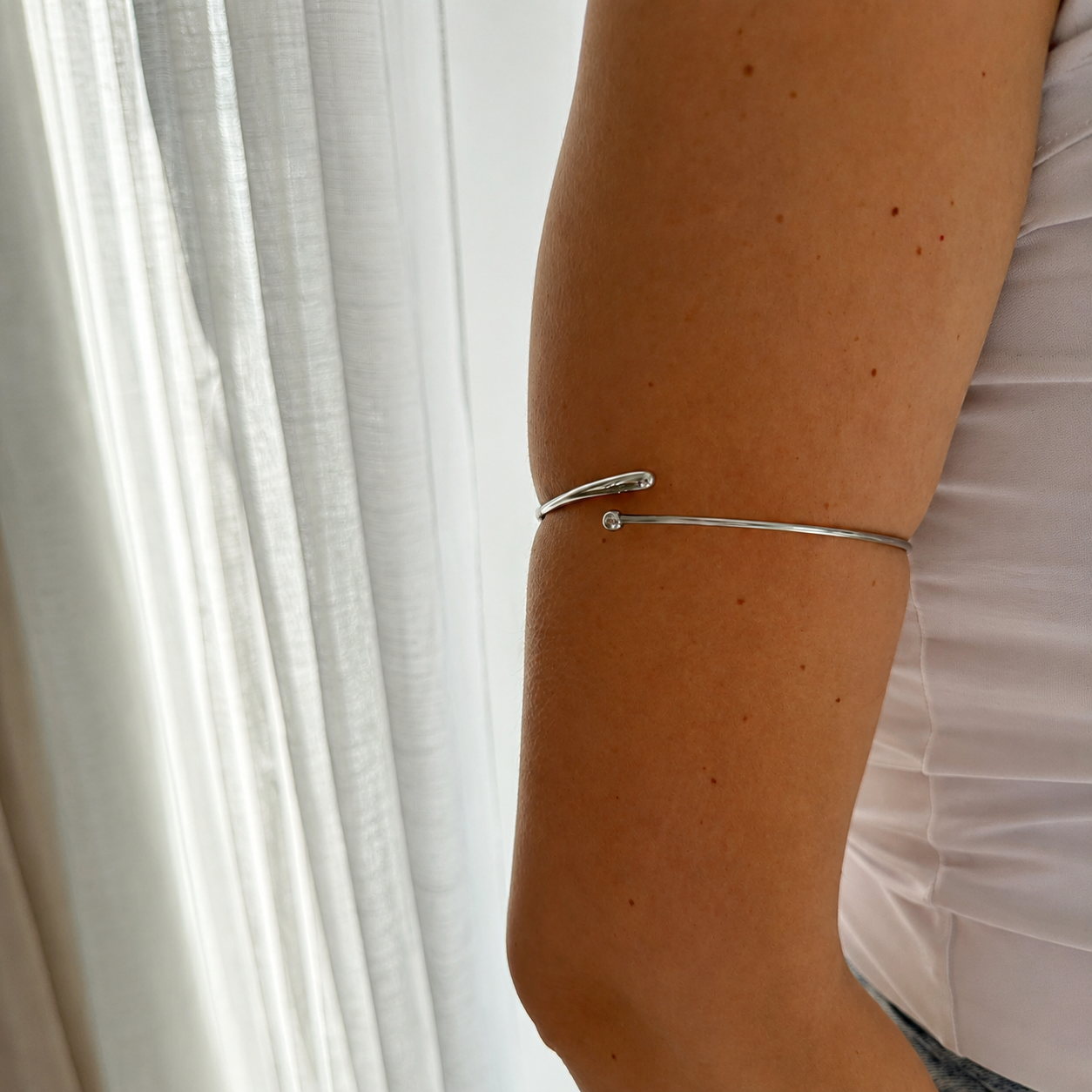 Bracelet de bras MANON - finitions arrondies en acier inoxydable