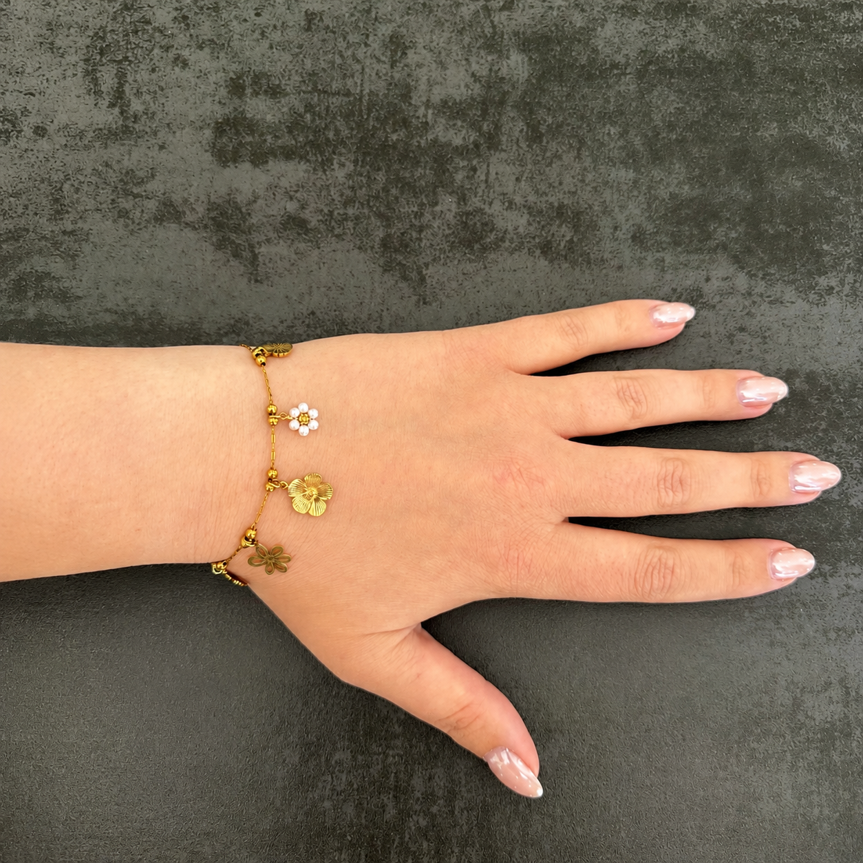 Bracelet ROMANE - Multiples charms florales en acier inoxydables