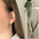 Boucle d’oreille ANAIS – Nœud traversant fin doré en acier inoxydable