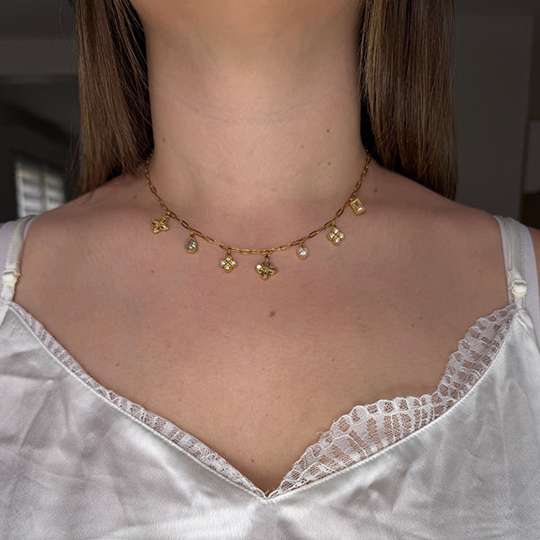 Collier KELLY – Breloques fleurs strassées dorées en acier inoxydable