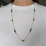 Collier sautoir SELIN – Perles noires et pendentif cœur doré en acier inoxydable